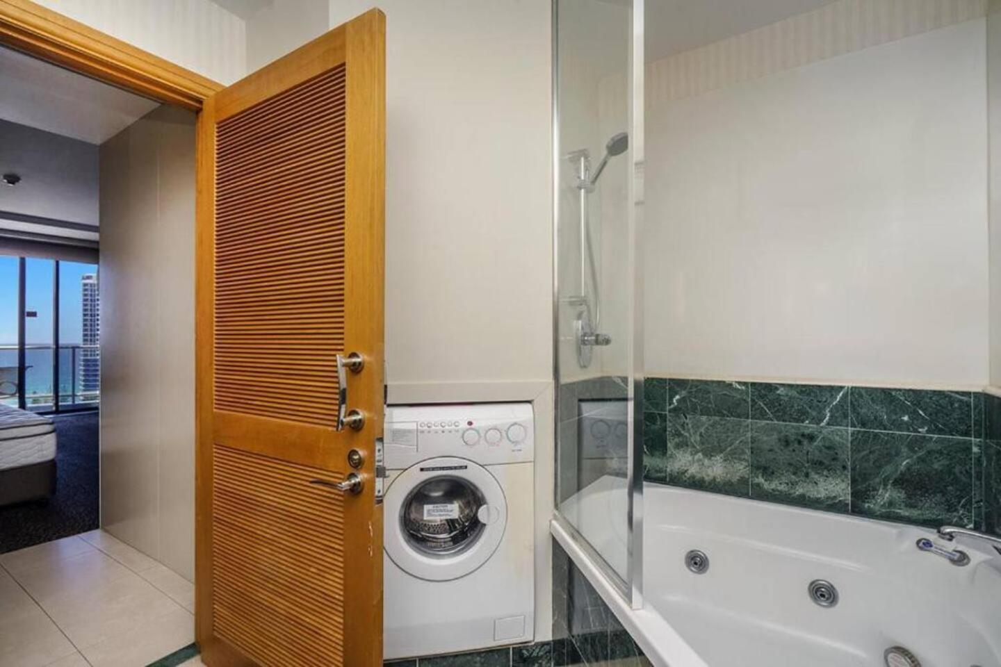 Deluxe Private Apartment And Studio - Ocean Views Gold Coast Luaran gambar